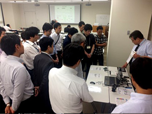 休憩時間の実機デモ展示コーナーの様子