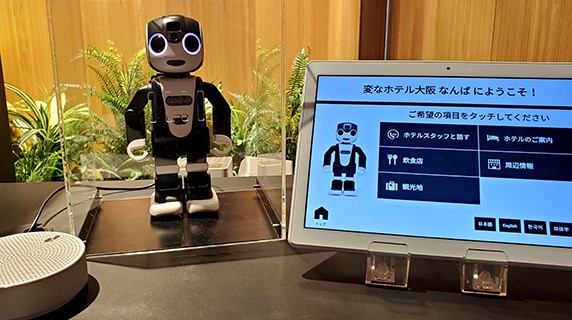 写真-1 タブレットと連携したホテルや周辺の案内 (出所:シャープWebページ)
